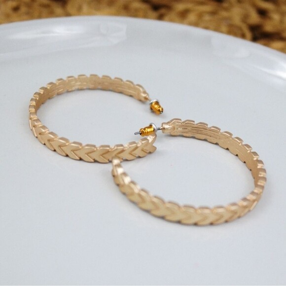 Chevron 》 Hoop Earrings - Picture 2 of 3